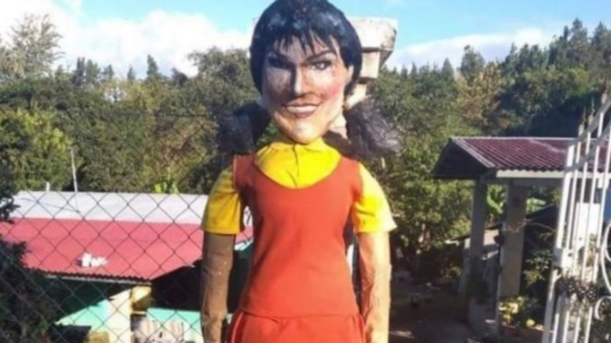 Versión de Sandra Sandoval de El Juego del Calamar, convertida en muñeca de  Año Viejo