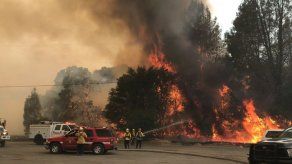 Incendio pone en peligro casas del norte de California