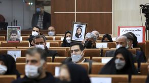 La prensa de Irán no ha identificado a los imputados y en algunas fotografías publicadas por Mizan los rostros de los individuos están difuminados.