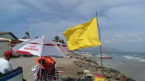 Sinaproc coloca bandera roja y amarilla en varias playas del país por fuertes oleajes