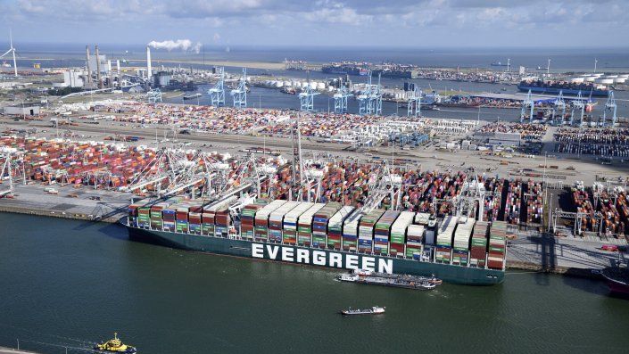El buque, con unos 18.000 contenedores a bordo, hizo su entrada en el embarcadero neerlandés a primera hora del jueves y contó con la ayuda de barcos remolcadores para atracar en la terminal Delta. El buque, con unos 18.000 contenedores a bordo, hizo su entrada en el embarcadero neerlandés a primera hora del jueves y contó con la ayuda de barcos remolcadores para atracar en la terminal Delta.