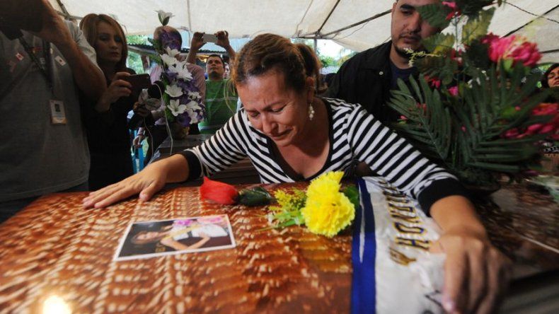 Honduras despide a su reina de belleza en multitudinario sepelio