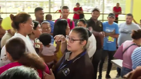 Entrega de cheques por pago del PASE-U en La Chorrera