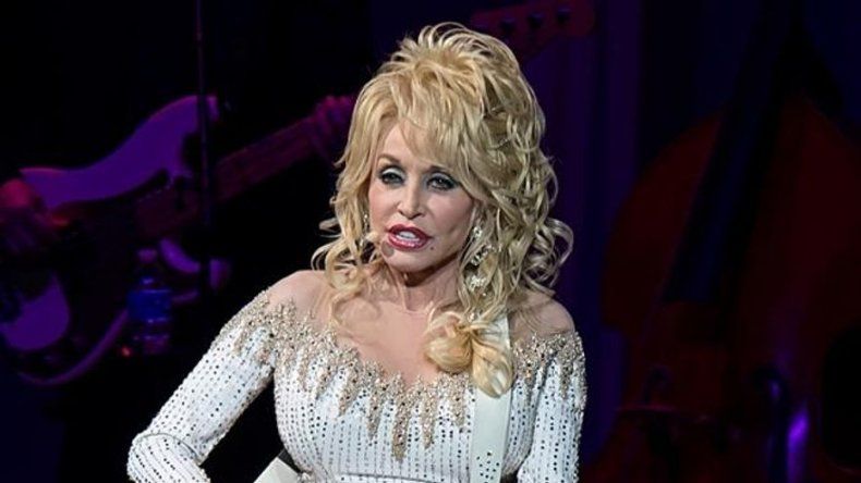 Dolly Parton reconoce que su generoso busto es uno de sus principales activos