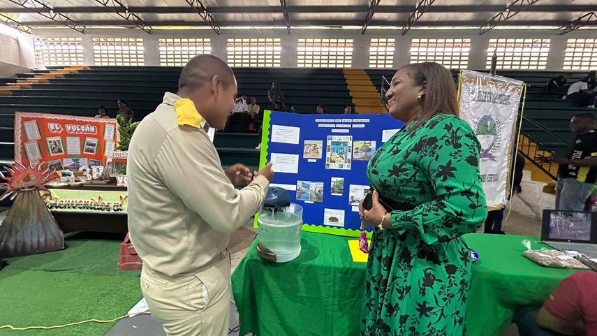 Estudiantes de Colón participan en Feria Científica Regional