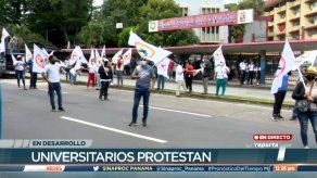 Realizan manifestación frente a la Universidad de Panamá