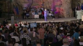 Clinton promete aumentar empleos y salarios