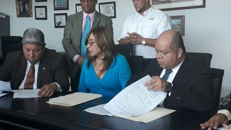Querellantes del caso pinchazos denuncian a magistrados Ayú Prado y Fábrega