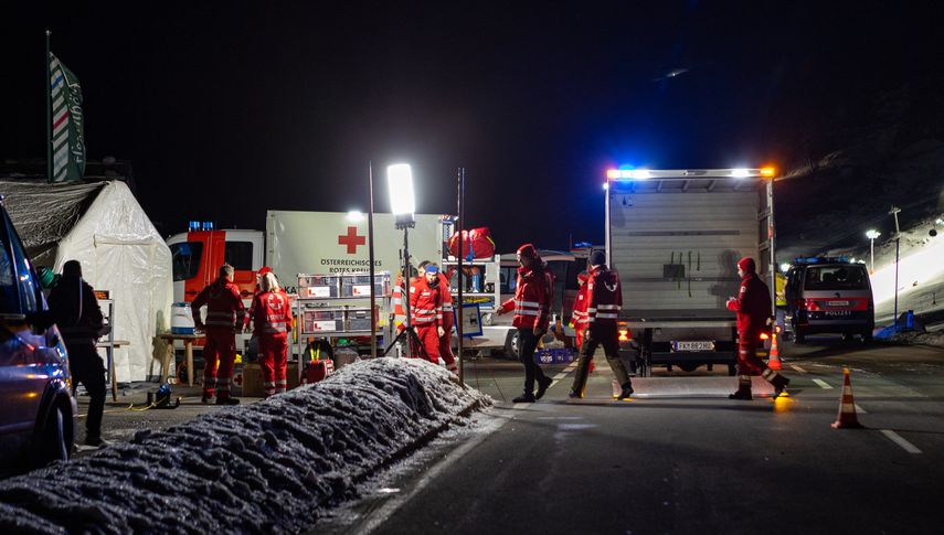 Los equipos de rescate trabajan en la estación de esquí de Lech Zurs después de una avalancha.