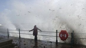 Ophelia causa tres muertos al golpear Irlanda y Reino Unido