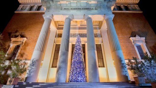 La RAE felicita las Navidades con un original árbol de mil diccionarios