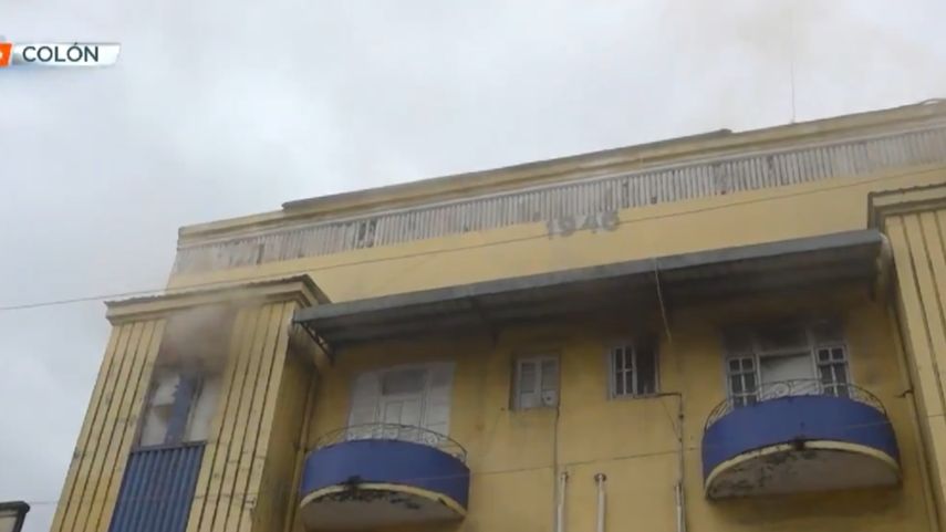 Un adulto mayor falleció tras un incendio en un edificio de la ciudad de Colón.