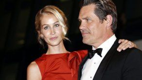 Josh Brolin hace alarde de su prometida en Cannes
