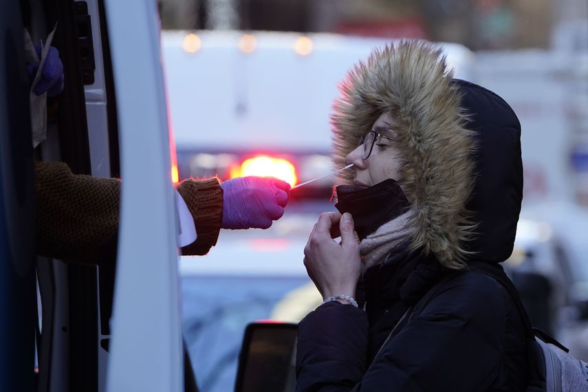 Ómicron parece encaminarse a descenso en Gran Bretaña y EE. UU.