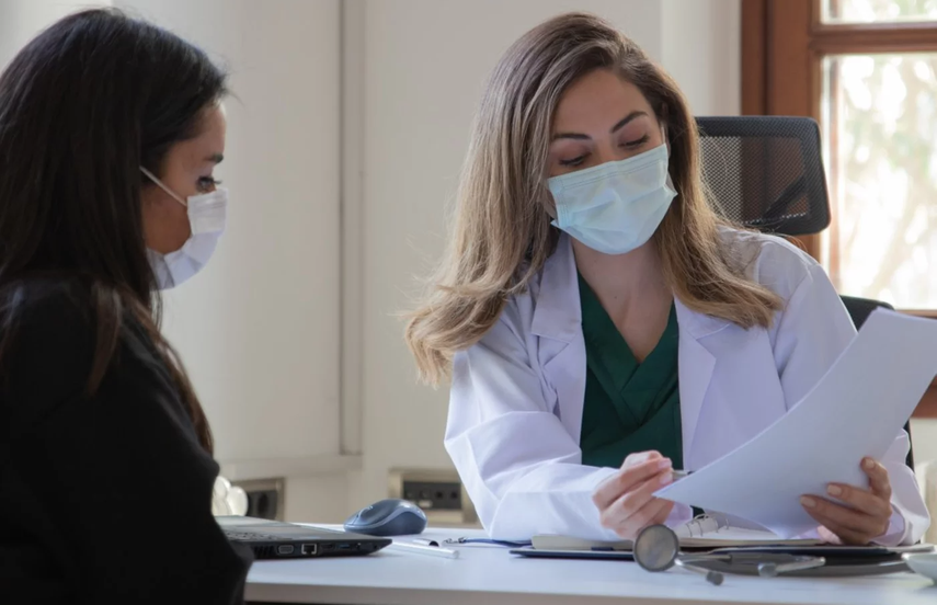España impone el uso de mascarillas en hospitales tras rebrote de COVID-19 España impone el uso de mascarillas en hospitales tras rebrote de COVID-19