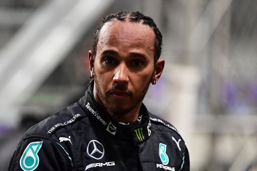 Lewis Hamilton ganó en Arabia Saudita tras caótica y polémica carrera ante Max Verstappen en la lucha por el campeonato.