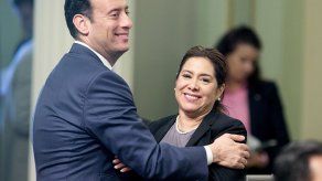 Legisladores de California aprueban aumento a salario mínimo