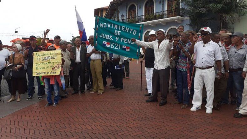 Jubilados realizan protesta para exigir aumento