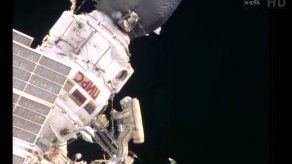 Astronautas completan instalación de cámaras