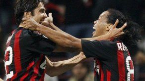 Ronaldinho le da el triunfo al Milan ante el Inter