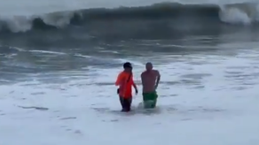 SINAPROC rescata a extranjero en playa de Nueva Gorgona SINAPROC rescata a extranjero en playa de Nueva Gorgona