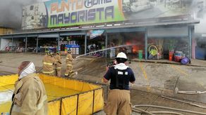 Unidades de los Bomberos realizan labores de extinción del incendio.