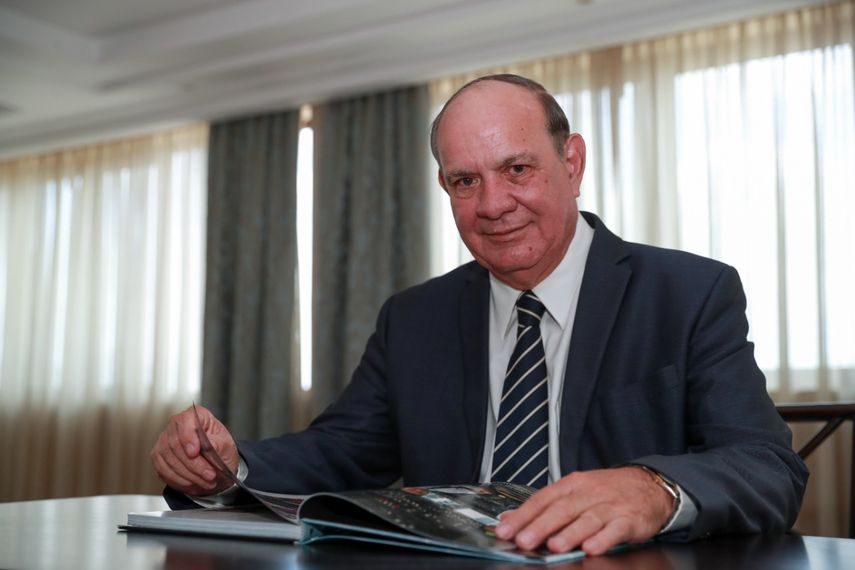 Jones Cooper cuenta con amplia experiencia en las Relaciones Internacionales y en la Comisión Calificadora de la Carrera Diplomática y Consular.