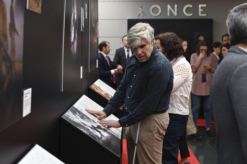 Una muestra acerca imágenes de prestigiosos fotógrafos a personas con discapacidad visual Una muestra acerca imágenes de prestigiosos fotógrafos a personas con discapacidad visual