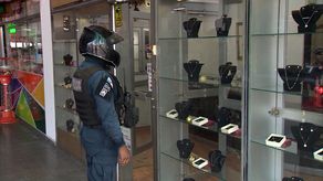 Hombre presuntamente vinculado al asalto en joyería en la 12 de Octubre.