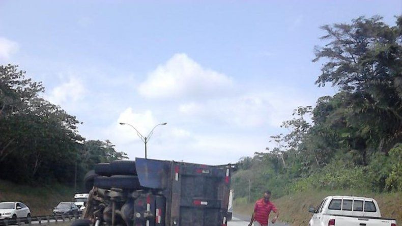Se registra vuelco de camión volquete en la Vía Centenario