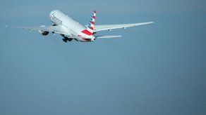 Desvían avión por emergencia médica; muere piloto