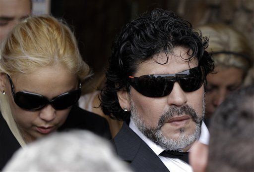 Maradona critica la multa y penalización para su club