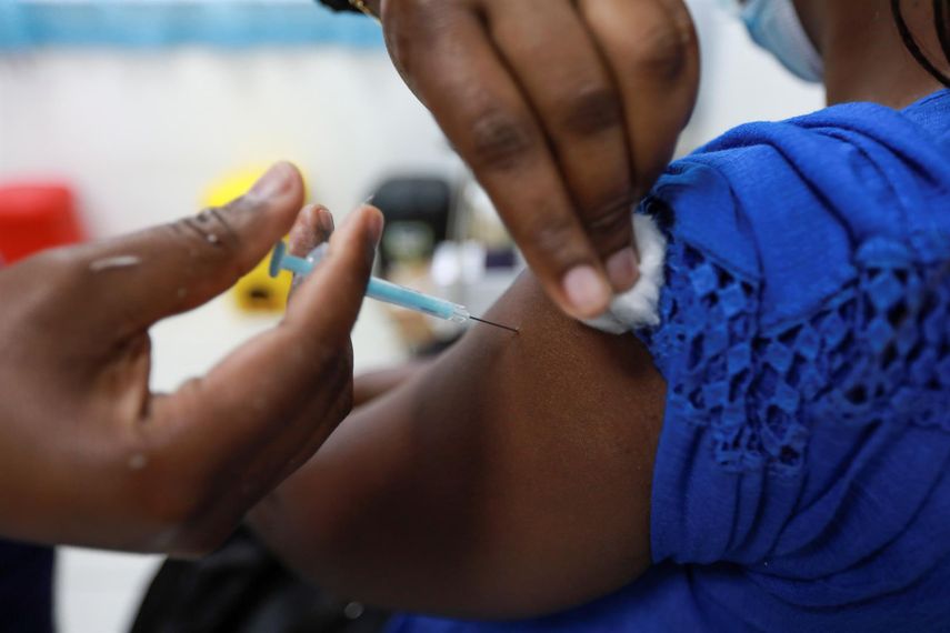 Una persona recibe una dosis de vacuna anticovid.