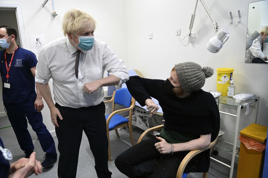 El gobierno británico anunció el lunes la ampliación del programa de vacunas de refuerzo.