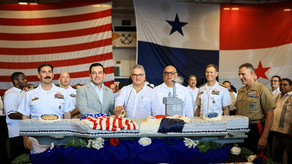 USS Nimitz en Panamá