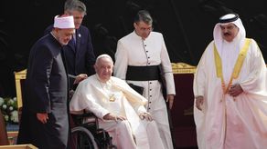 El papa Francisco pidió el viernes junto a líderes musulmanes, cristianos y judíos que los grandes credos trabajen por la paz. El papa Francisco pidió el viernes junto a líderes musulmanes, cristianos y judíos que los grandes credos trabajen por la paz.