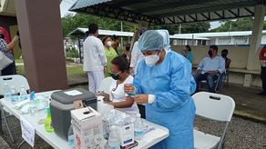 Personal de salud de Panamá realiza pruebas para detectar casos de la COVID-19.
