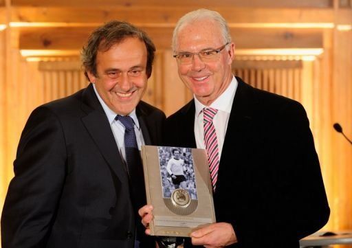 Beckenbauer recibe de Platini el Premio Presidencial de la UEFA