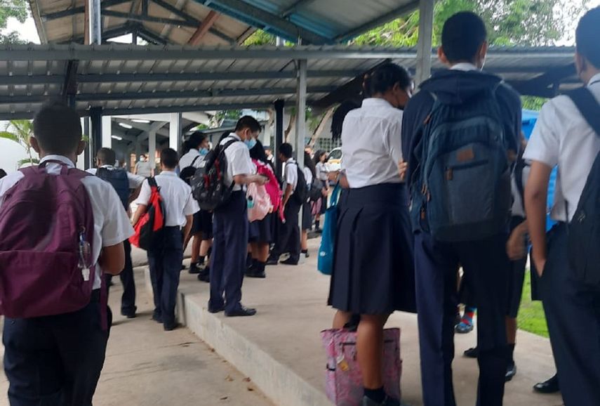 Estudiantes fueron devueltos a sus casas por falta de equipamiento.