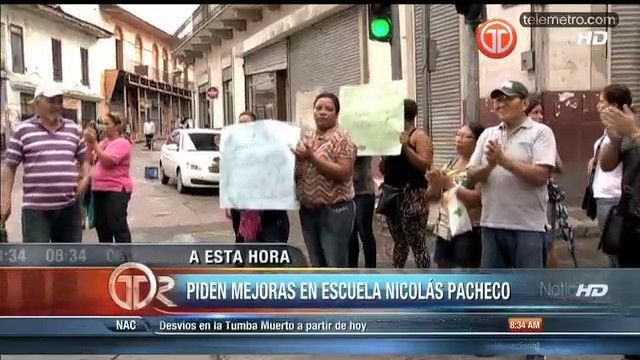 Padres de Escuela Nicolás Pacheco realizan protesta y cierre de calle