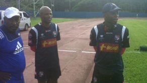 Suspenden y multan al técnico Julio Dely por conducta antideportiva