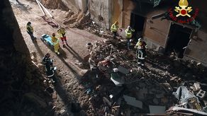 La explosión también derribó otros tres edificios que parecían estar desocupados, y reventó las ventanas en otros tres.