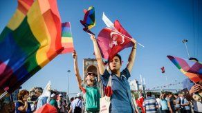 Gays de Turquía salen a las calles pese a la prohibición oficial