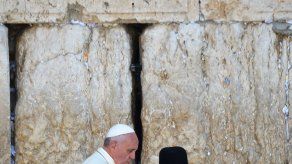 Papa Francisco ora en muro occidental