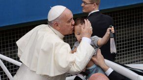 Papa insta a rechazar materialismo en Surcorea