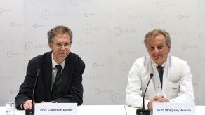 Cuatrillizos de madre de 65 años siguen en etapa crítica