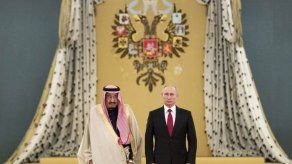 Putin recibe al rey saudí para hablar de petróleo y Siria