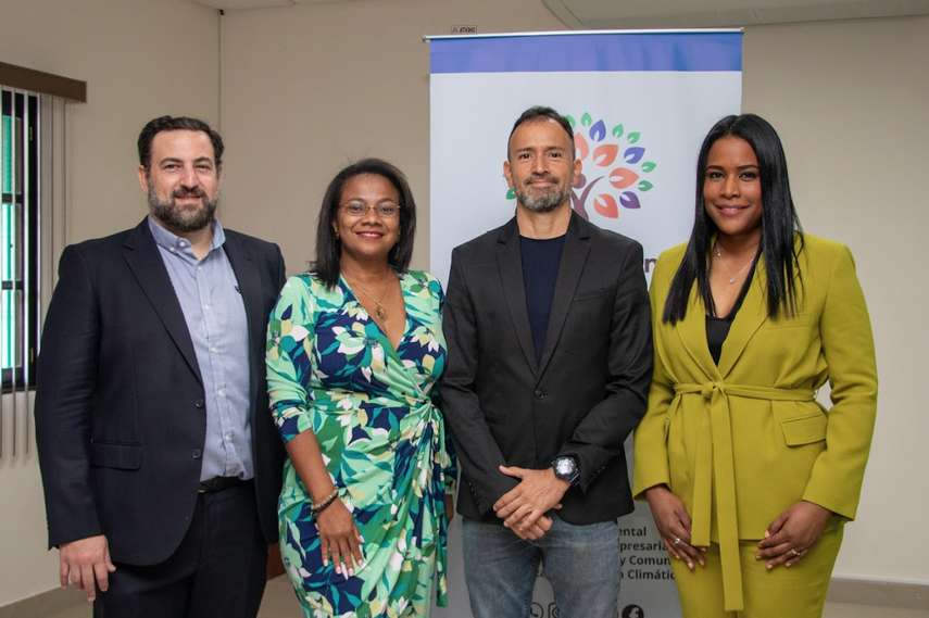 La obra incluye desde crónicas de limpiezas de playas y jornadas de reforestación. La obra incluye desde crónicas de limpiezas de playas y jornadas de reforestación.