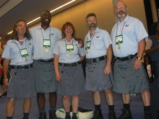 Cartero de EU defiende su derecho de vestir falda escocesa