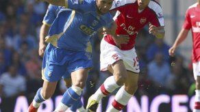 Policía: Futbolista Pennant es detenido por agresión a mujer